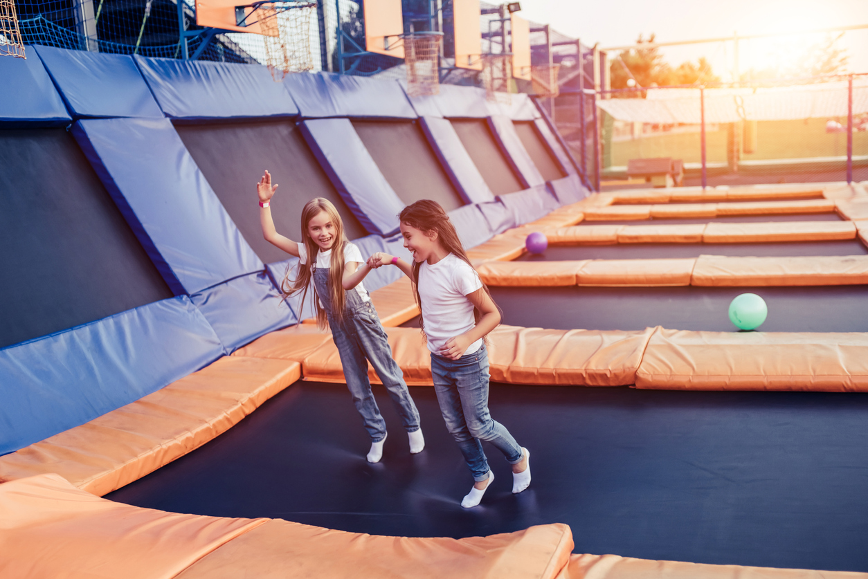 children jumping on the trampline 